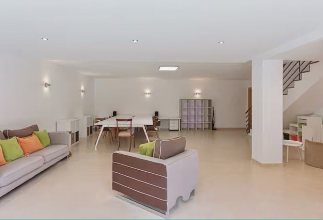 Equinox: Elegant house with a swimming pool