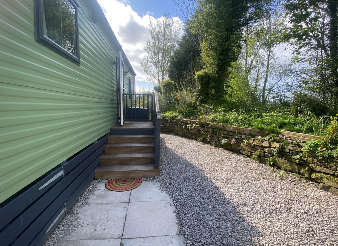 Coworth Deluxe Cabin with Garden