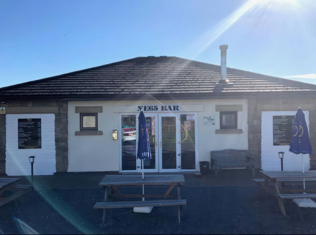 Pet-friendly lodge with hot tub near the coast