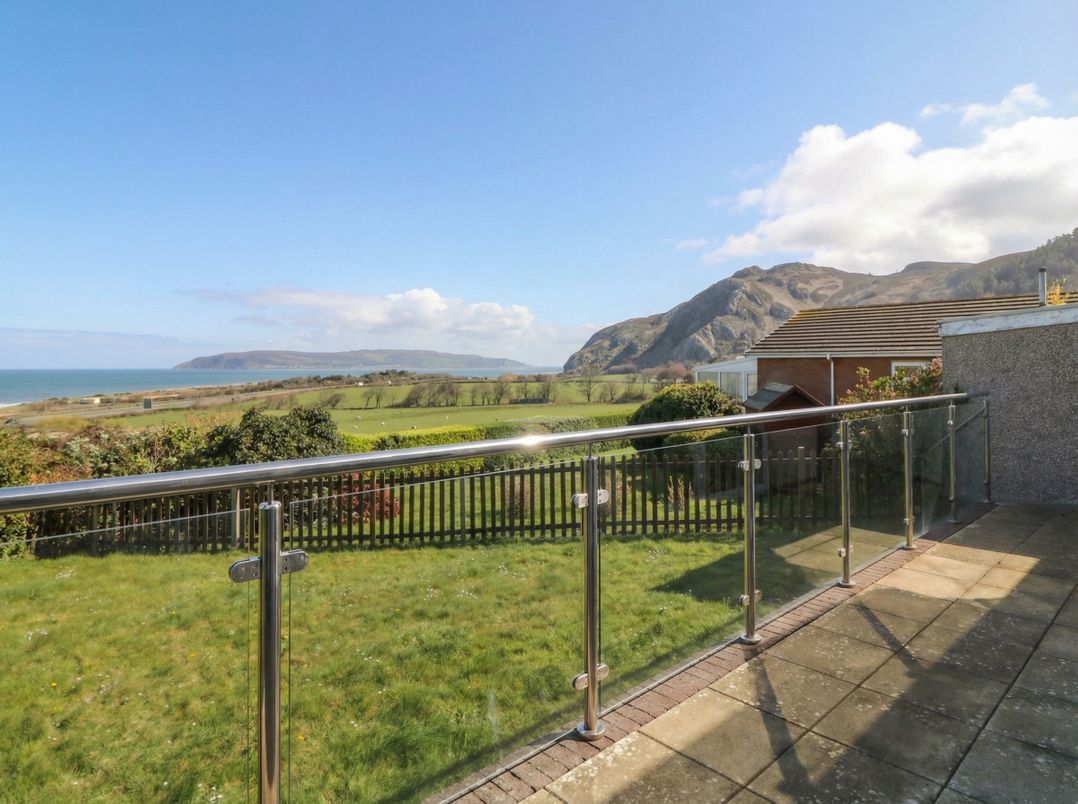 Dog friendly holiday cottage in Penmaenmawr, sleeps 5