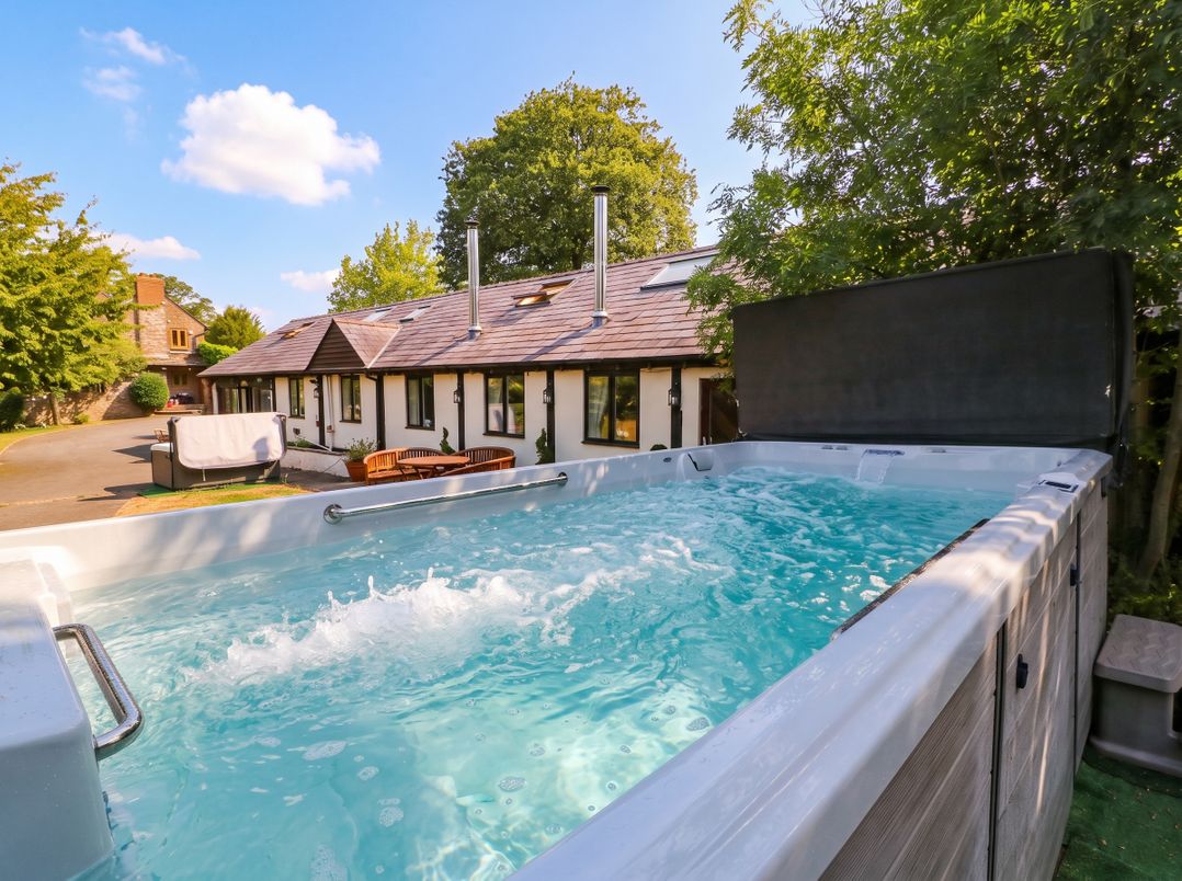 The Warm Hearth: 15 Acre Countryside Estate