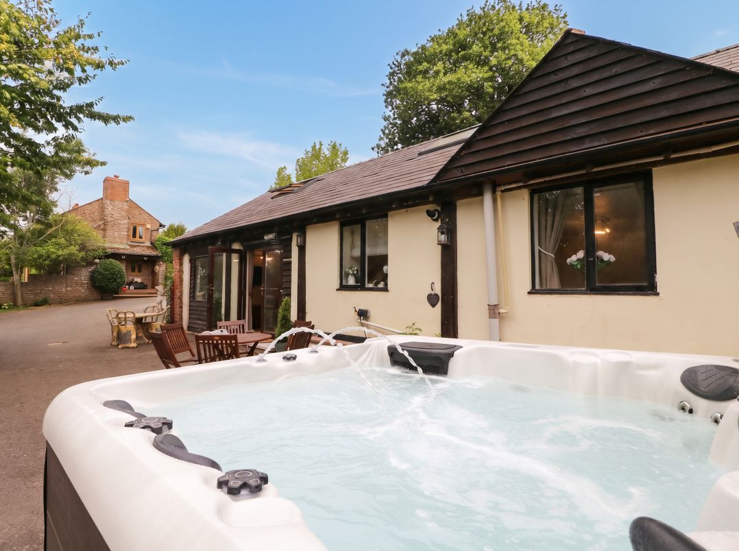 The Warm Hearth: 15 Acre Countryside Estate