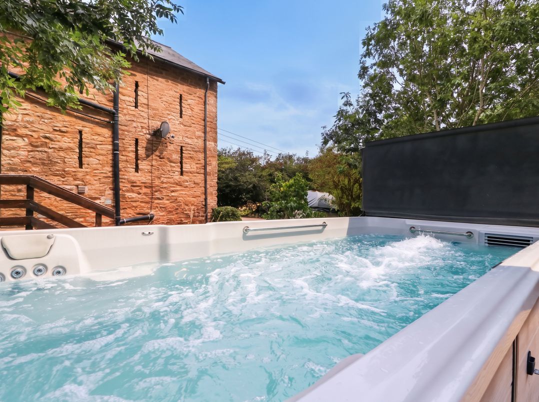 The Warm Hearth: 15 Acre Countryside Estate