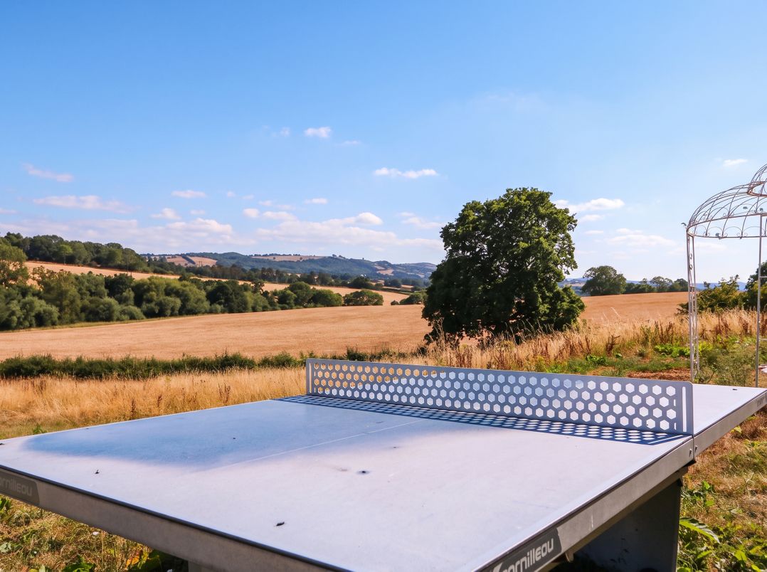 The Warm Hearth: 15 Acre Countryside Estate