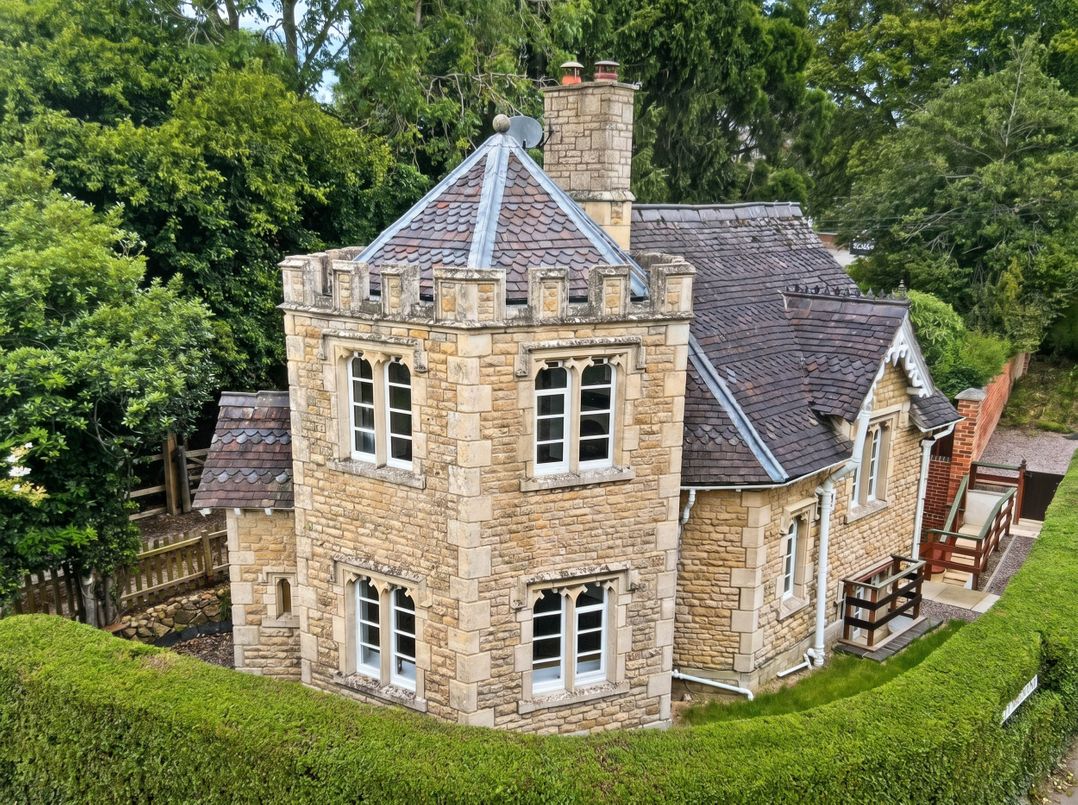 Cotswolds Castle Sleeps 8 with Enclosed Garden