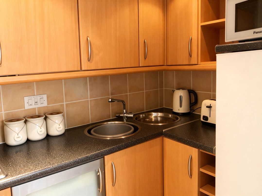 1 Bed House - Central, Free Parking, Wifi