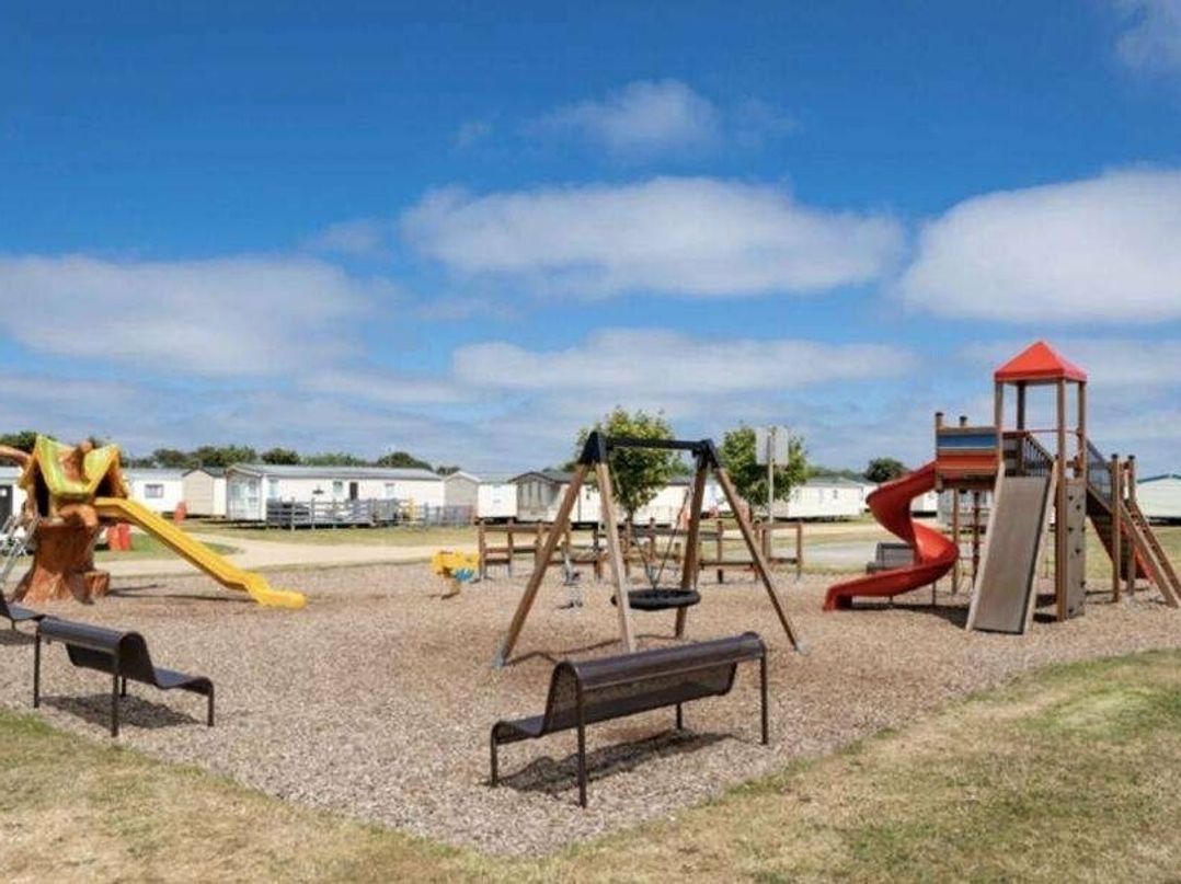 Broadland Sands - Holiday Accommodation 15327