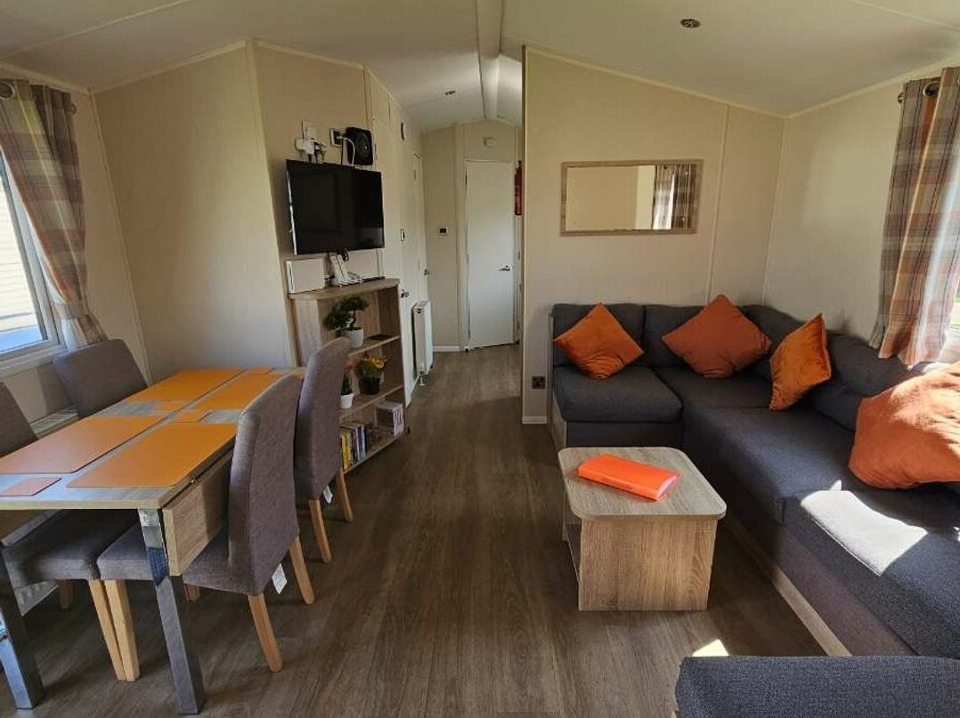 Broadland Sands - Holiday Accommodation 21136