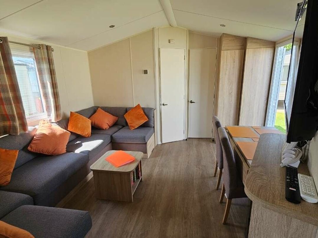 Broadland Sands - Holiday Accommodation 21136