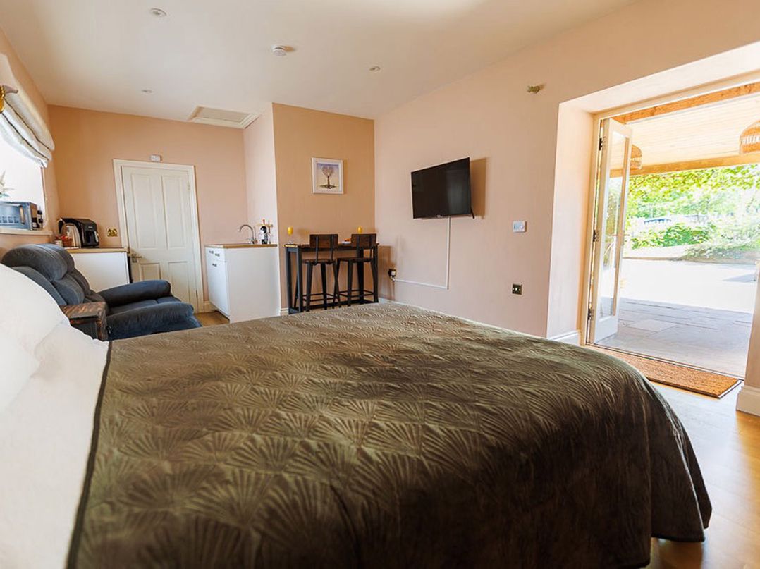 North Norfolk Garden Retreat with Private Hot Tub