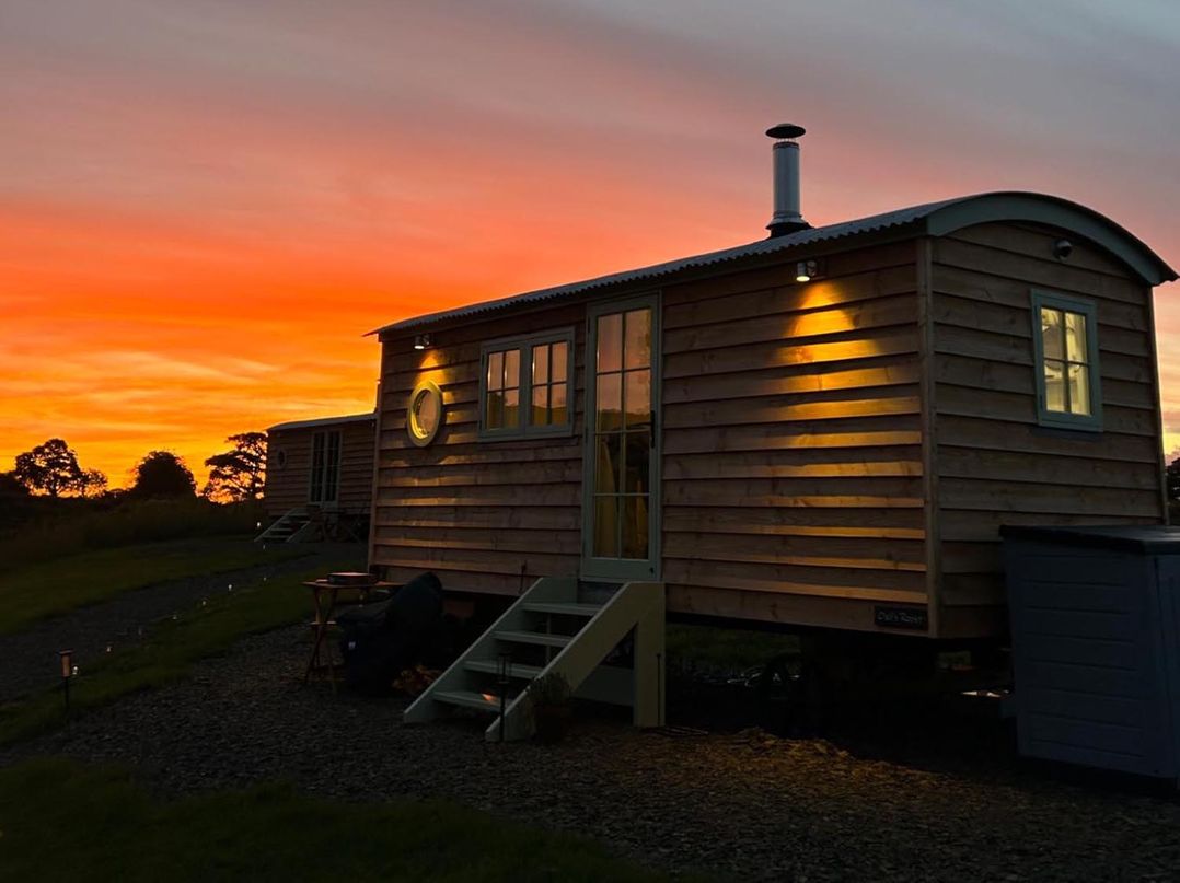 Cosy Luxury Owls Roost Hut with Private Hot Tub