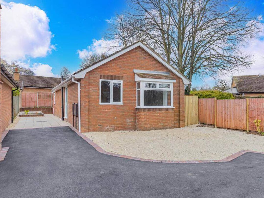 A bungalow with windows and a driveway at Loughborough Luxe Bungalow Retreat Sleeps 6 Shepshed