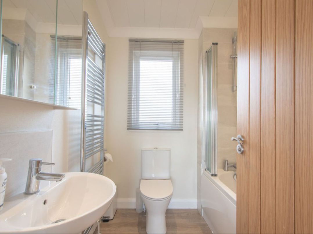 2 Bedroom Sleeps 4 Lodge Smart Tv Hot tub Dogs Ok