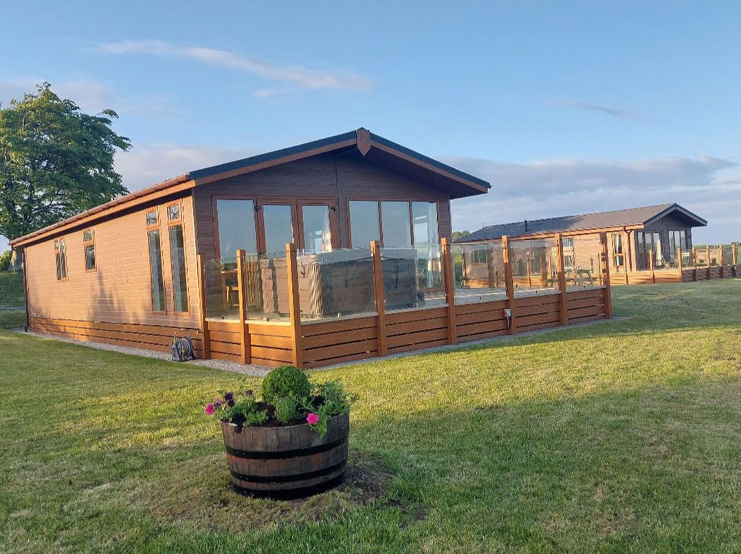 2 Bedroom Sleeps 4 Lodge Smart Tv Hot tub Dogs Ok