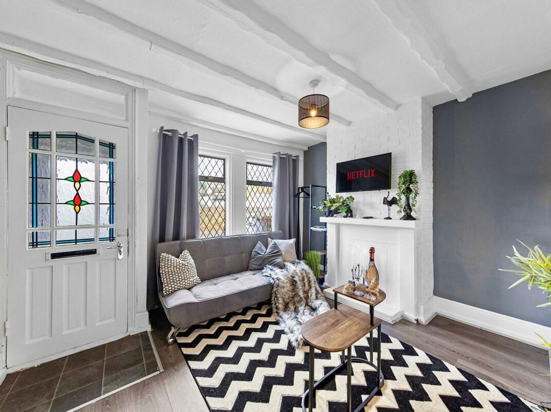 Apartment Sleeps 7 with Free Parking