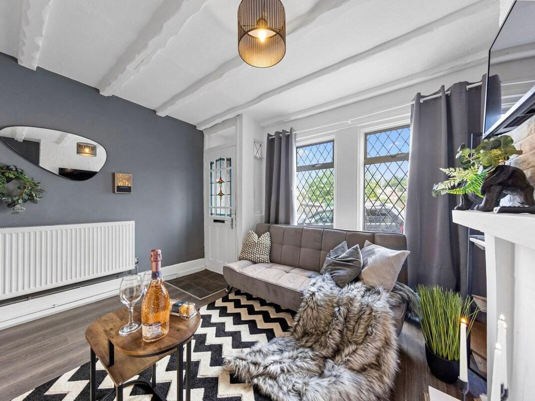 Apartment Sleeps 7 with Free Parking