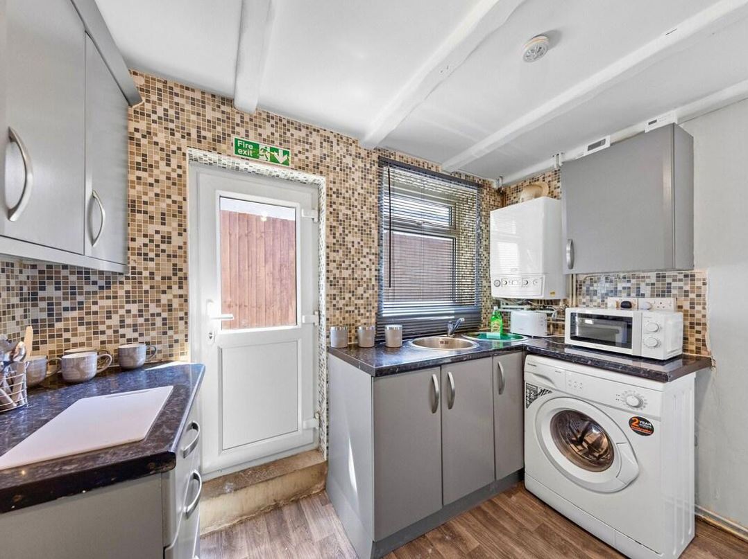 Apartment Sleeps 7 with Free Parking