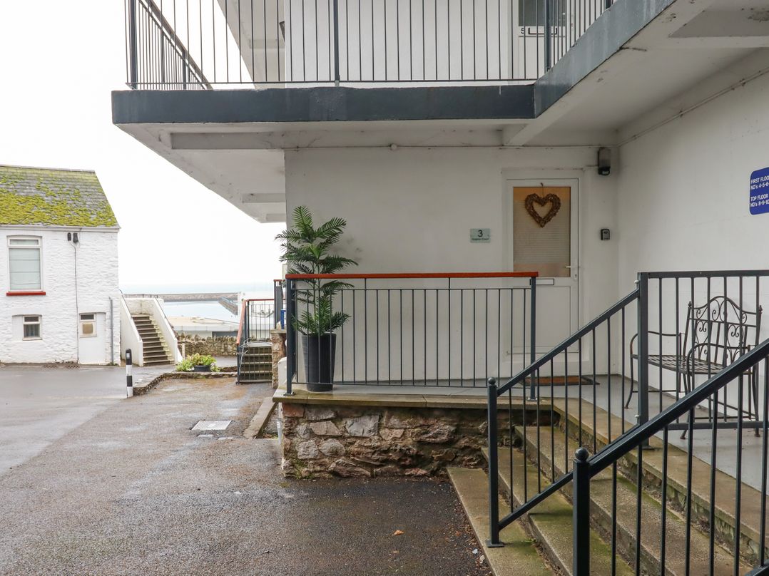 3 Dolphin Court