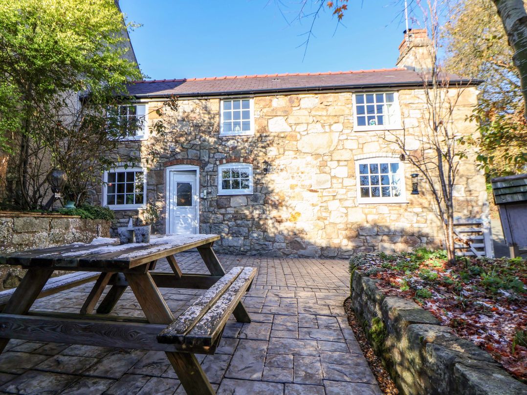 Dog friendly cottage in Llangollen, Denbighshire - Sleeps 4