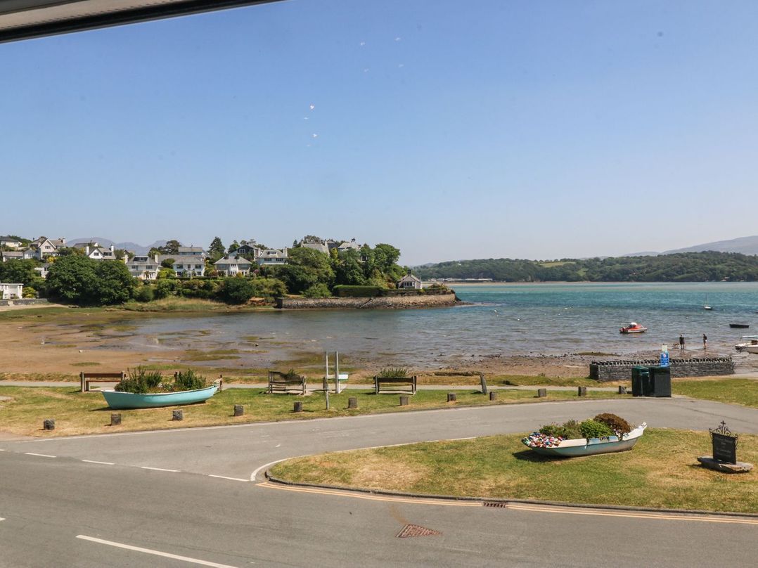 Bay View Apartment
