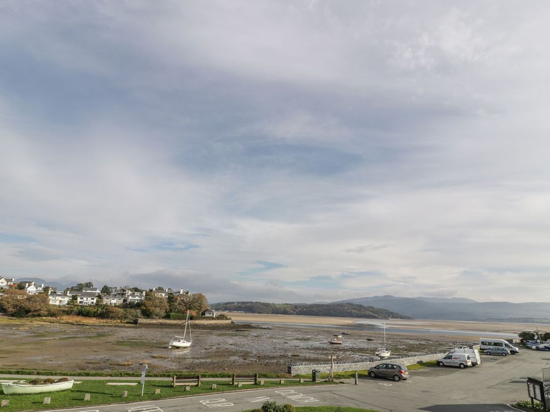 Bay View Apartment