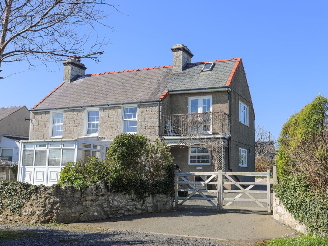 Dog friendly cottage in Moelfre, Isle of Anglesey - Sleeps 6