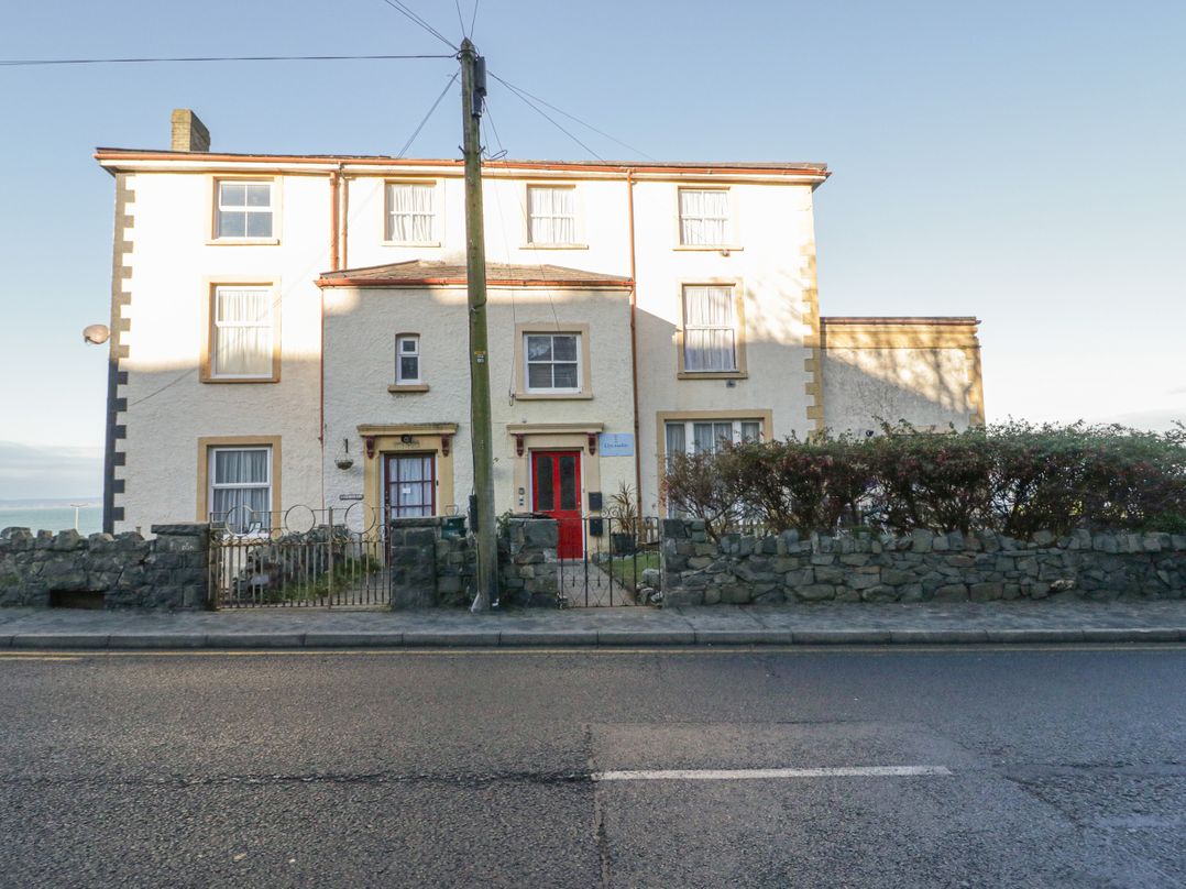 Llys Madoc, First Floor Flat