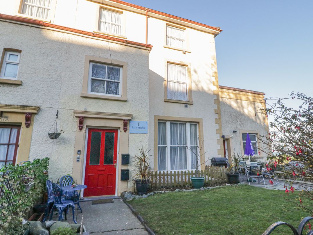 Llys Madoc, First Floor Flat