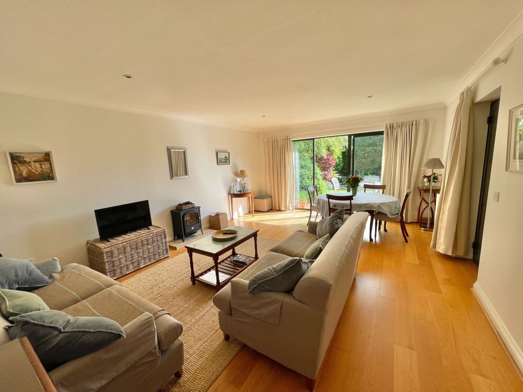 1A Erneston Crescent