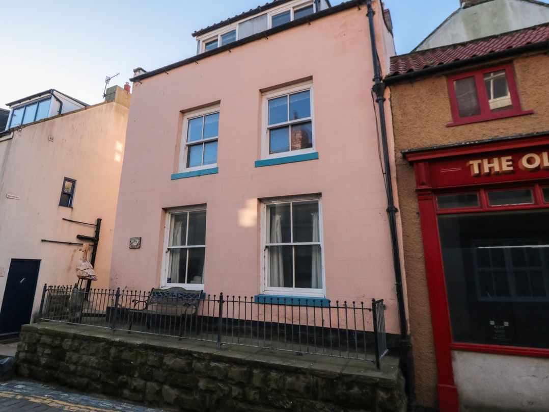 Salmon Cottage, Staithes - Sleeps 6 guests