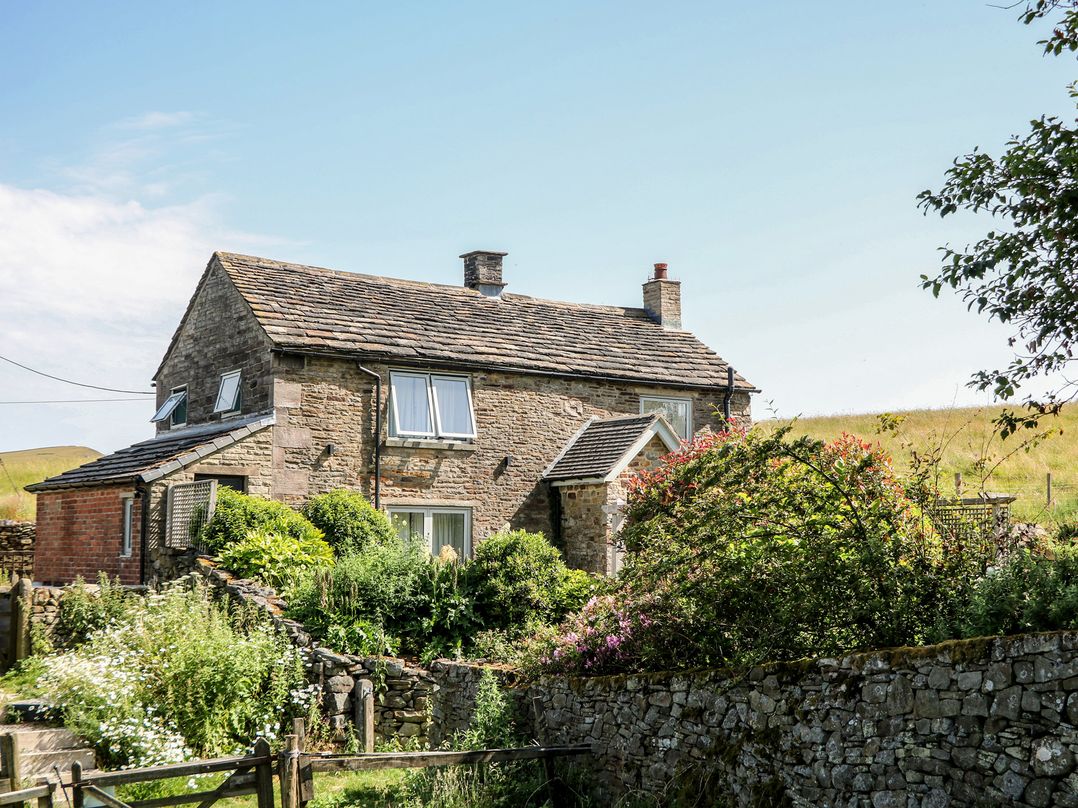 A house with a garden at Overlea Cottage in Hayfield