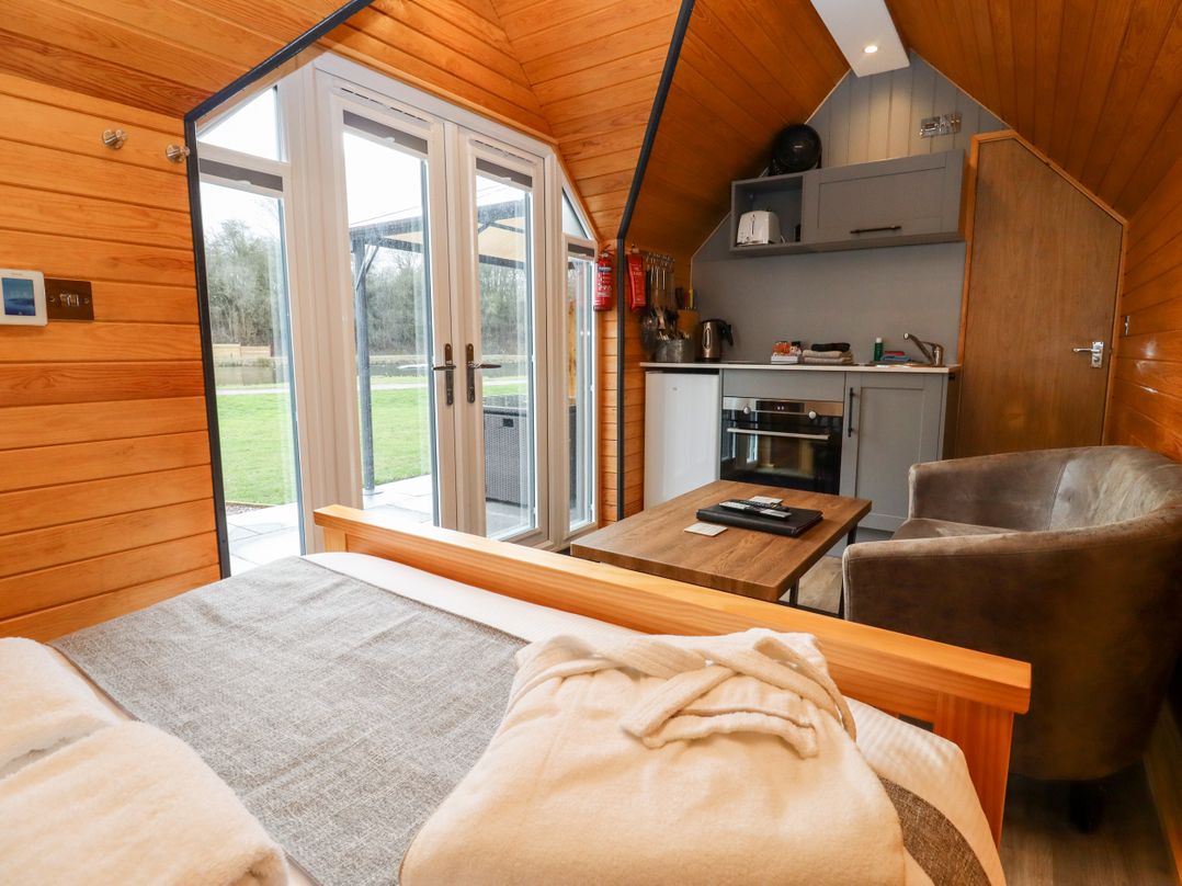 Acorn Lodge At Bridge Lake Farm & Fishery