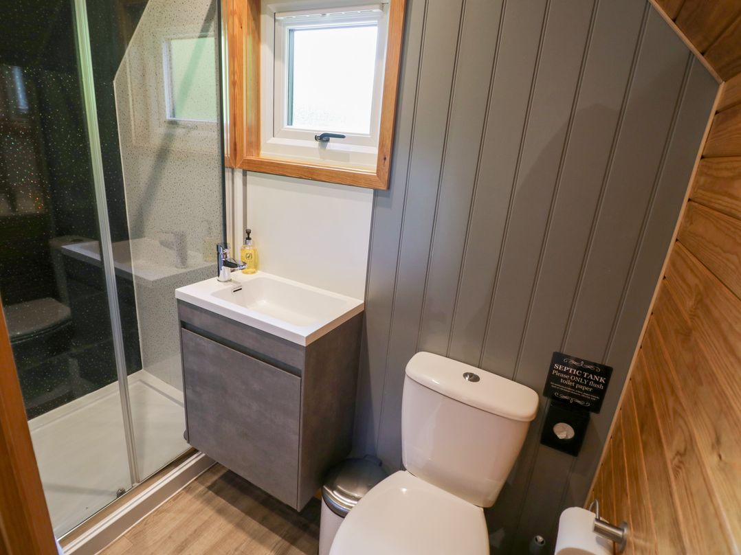 Acorn Lodge At Bridge Lake Farm & Fishery