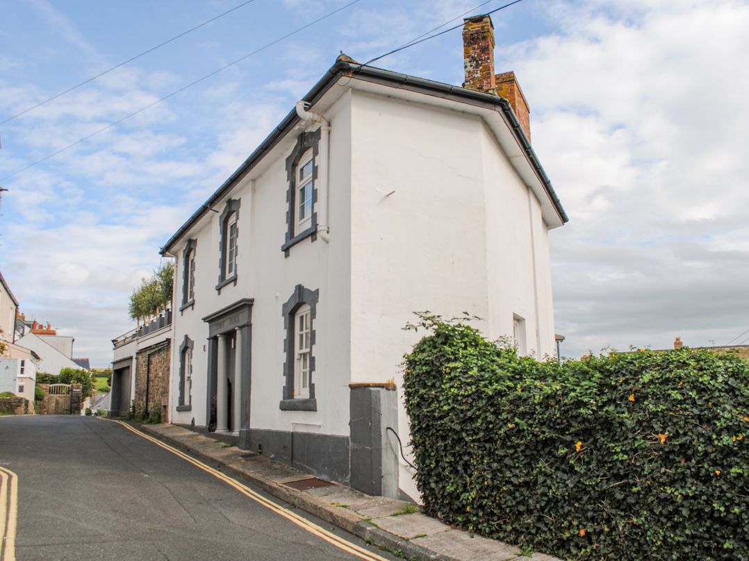 Lower Court House, Salcombe - Sleeps 7 guests
