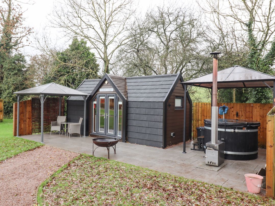 Willow Lodge At Bridge Lake Farm & Fishery