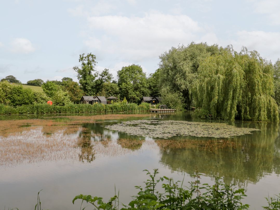 Willow Lodge At Bridge Lake Farm & Fishery