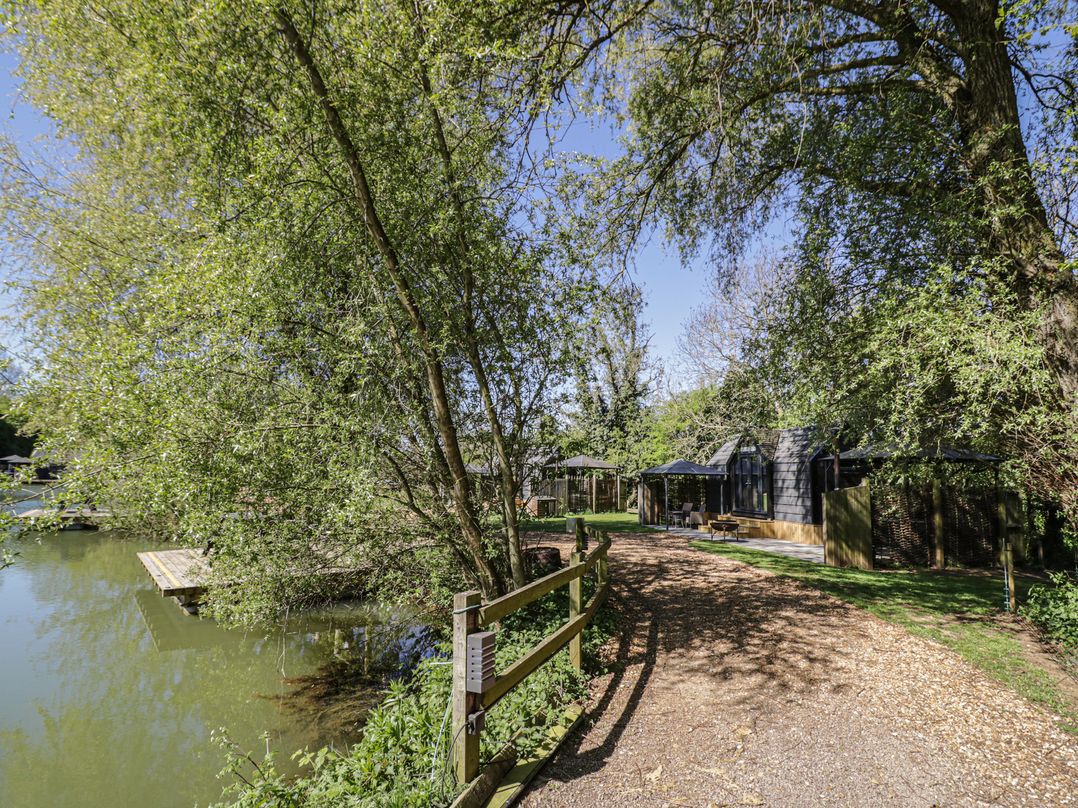 Willow Lodge At Bridge Lake Farm & Fishery