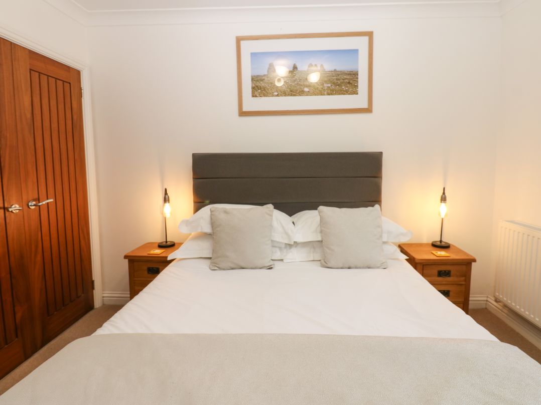 2 Eden Lodge