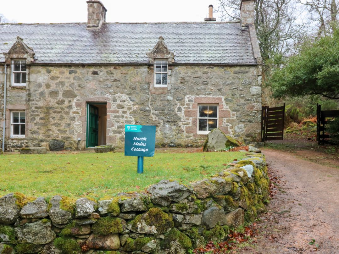 North Mains Cottage - Craigievar Castle