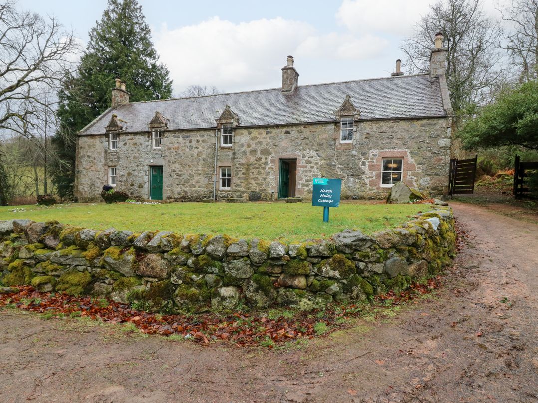 South Mains Cottage - Craigievar Castle