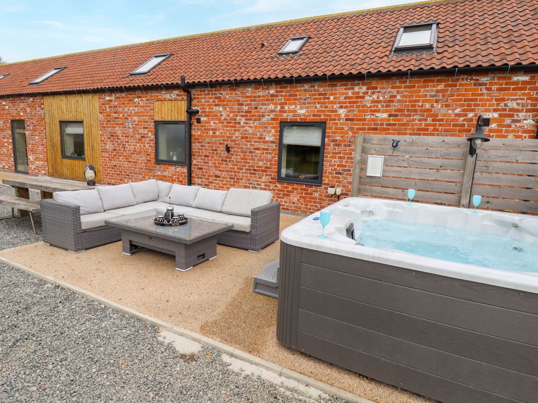 Pheasant's Roost, Burton Pidsea - Sleeps 12 guests
