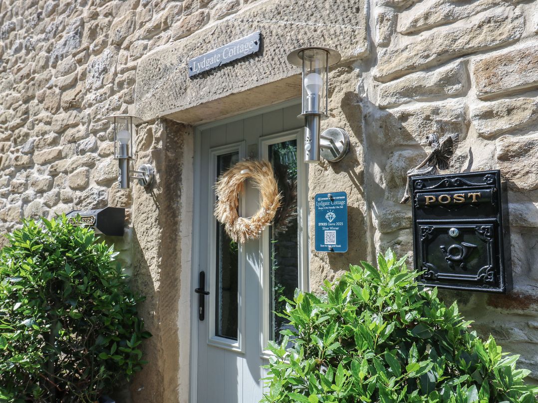 An entrance with a door and wreath at Lydgate Cottage in Eyam
