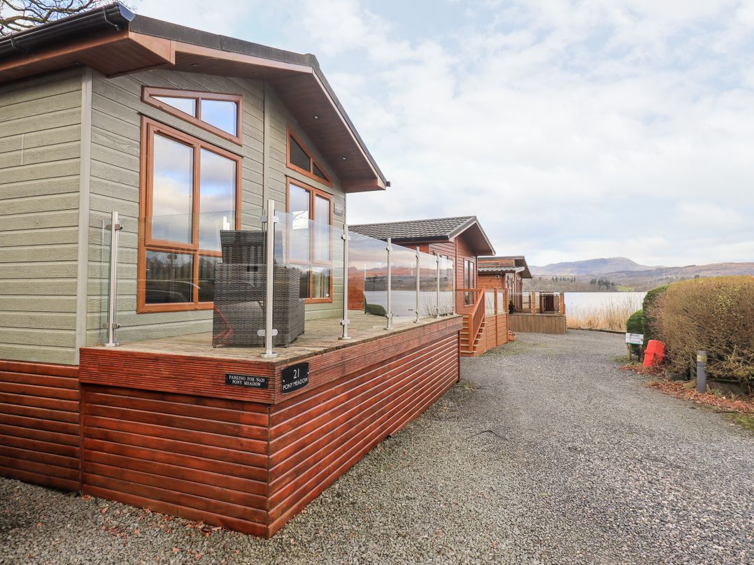 Lakeshore Lodge