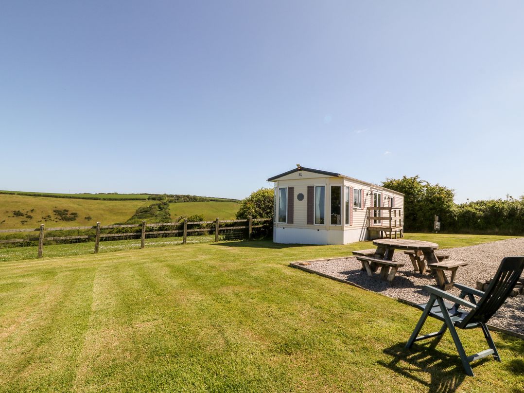 Whispering Heights in Marham Church, Cornwall | Cottages & Lodges