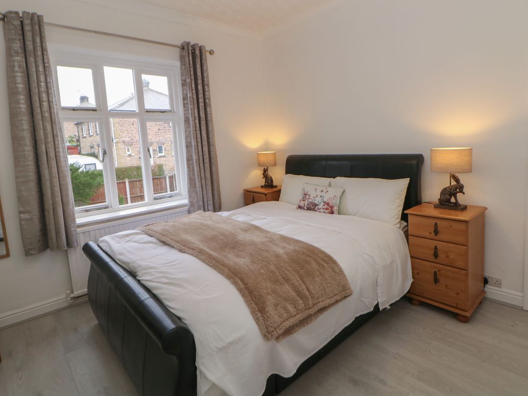 15 Calton View