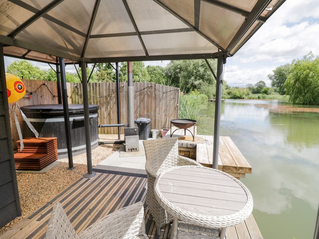 Oak Lodge At Bridge Lake Farm & Fishery