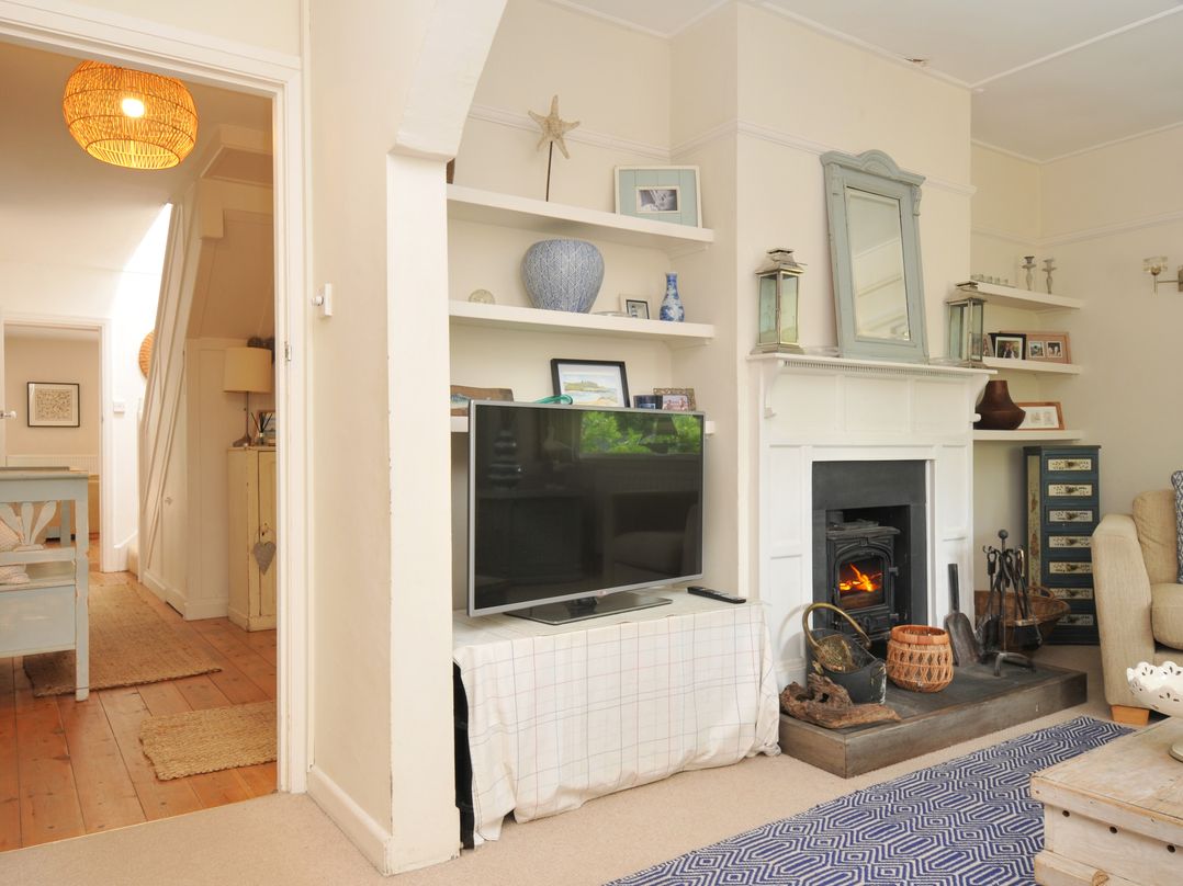 A living room with a TV and fireplace at Sandy Lodge Rock
