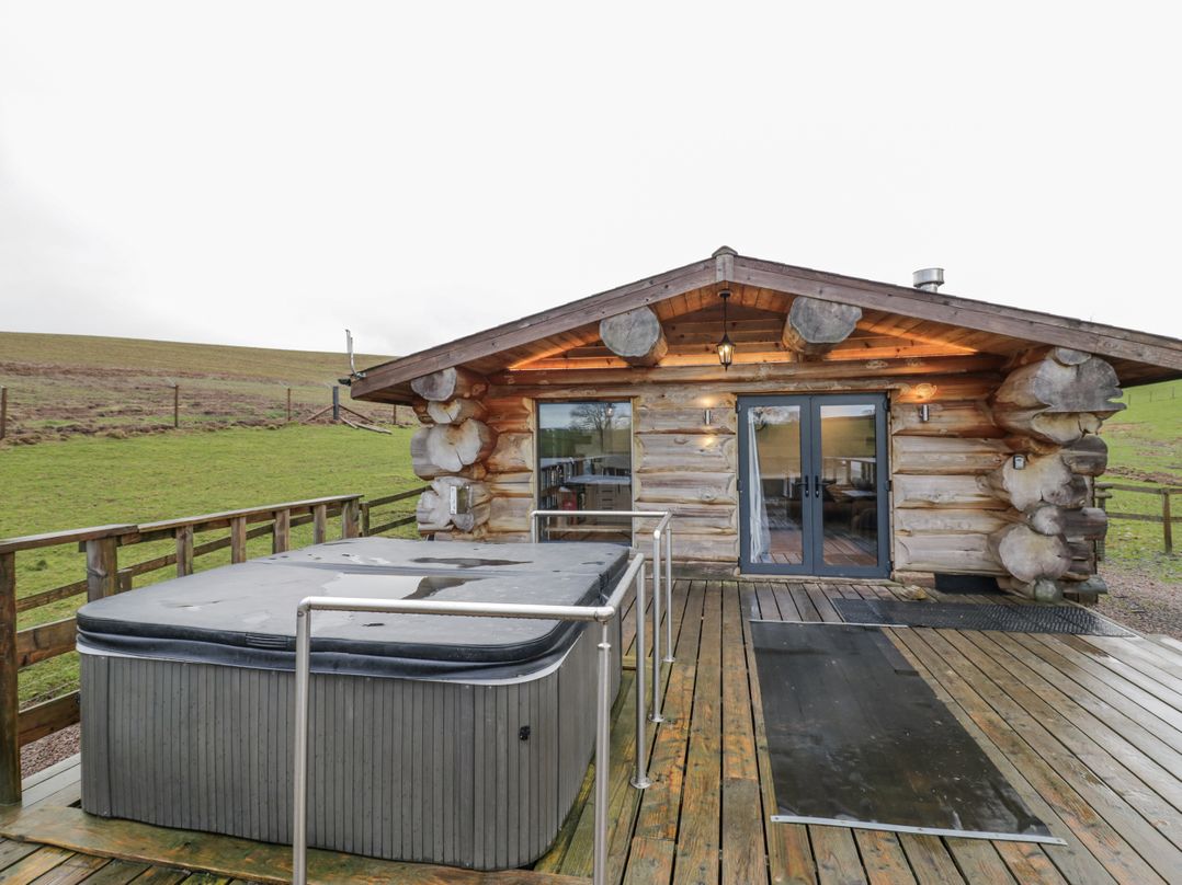 Douglas Cabin at Salford Court Farm Fishing Cabins