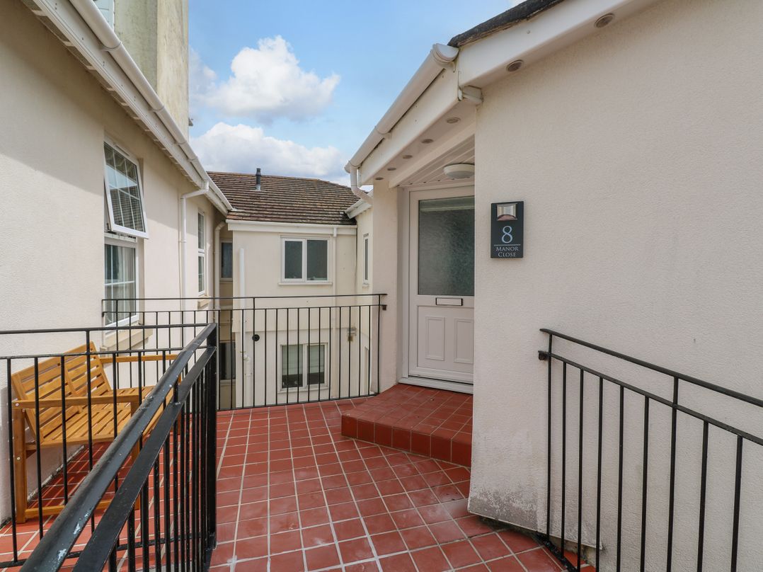 8 Manor Close