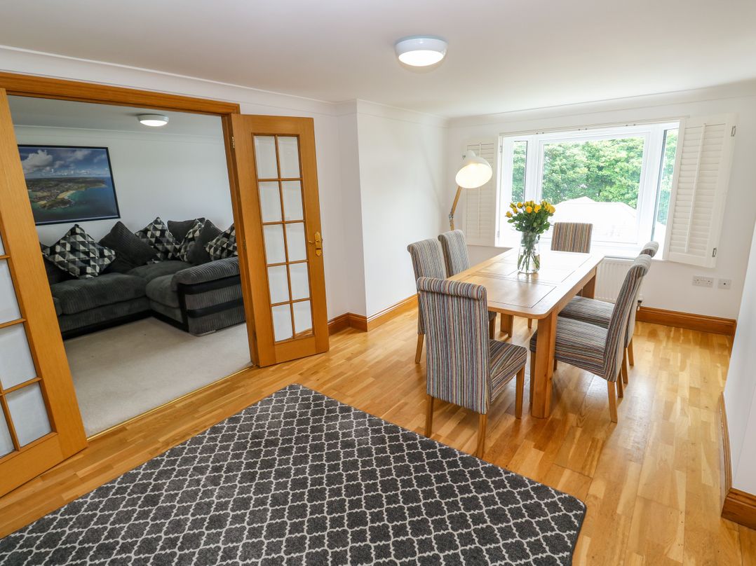 8 Manor Close